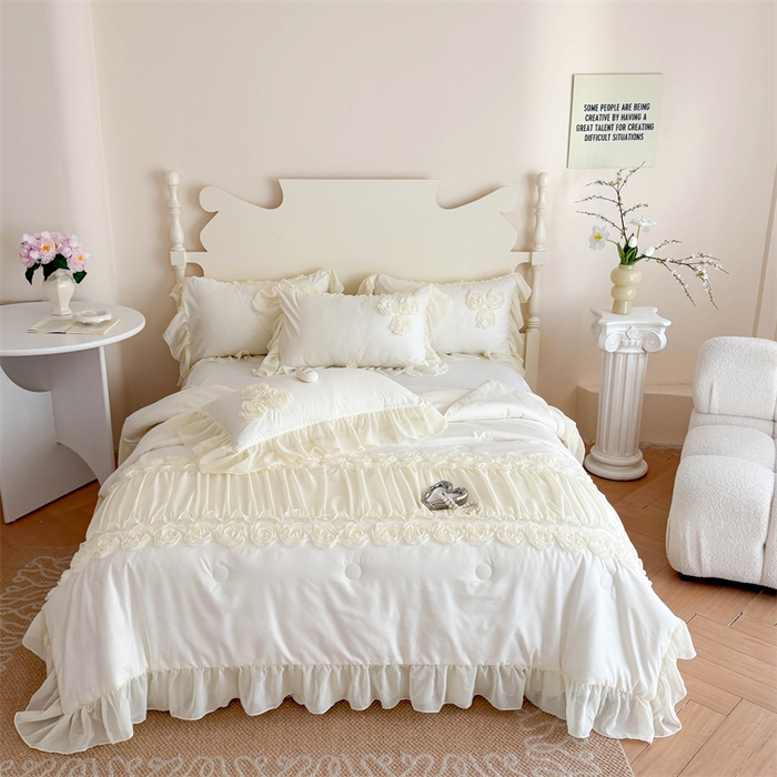 91家纺网 家纺一手货源 找家纺 富盛家纺 2025新款水洗亲肤棉盘花特种刺绣夏被夏凉被空调被床裙款四件套 甜蜜蜜-白