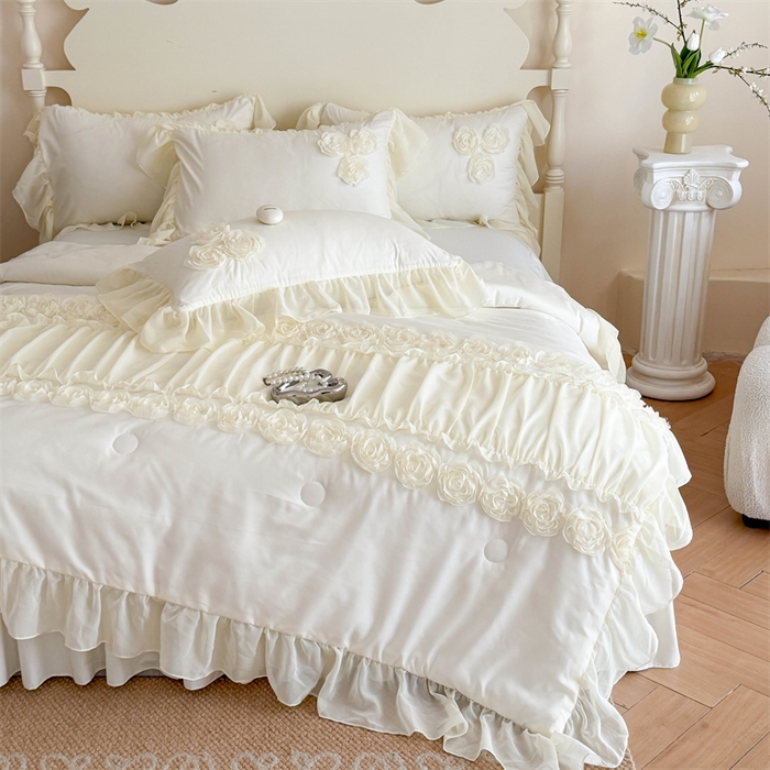 91家纺网 家纺一手货源 找家纺 富盛家纺 2025新款水洗亲肤棉盘花特种刺绣夏被夏凉被空调被床裙款四件套 甜蜜蜜-白