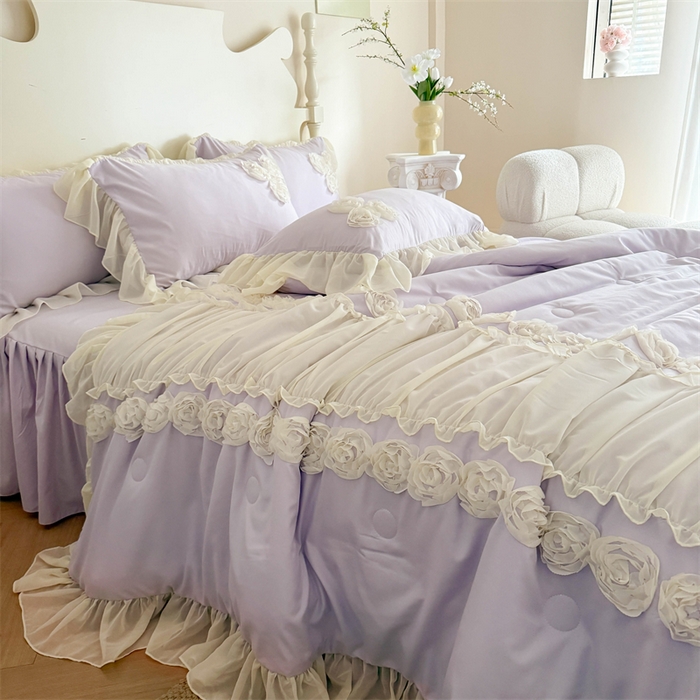 91家纺网 家纺一手货源 找家纺 富盛家纺 2025新款水洗亲肤棉盘花特种刺绣夏被夏凉被空调被床裙款四件套 甜蜜蜜-紫