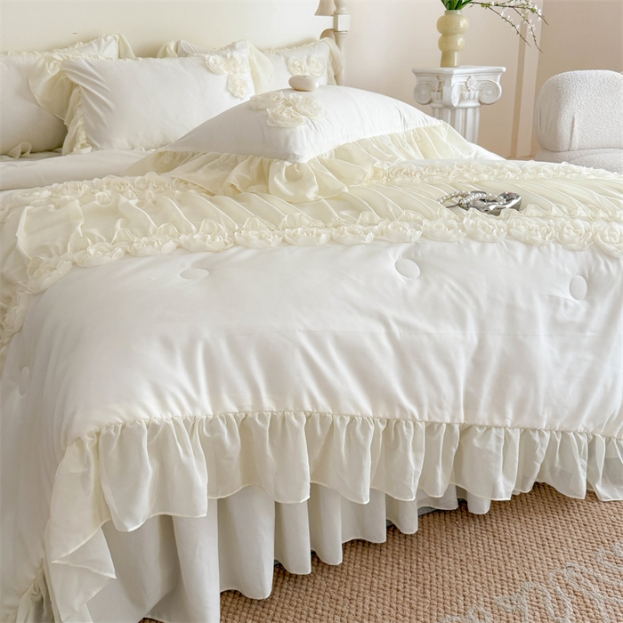 91家纺网 家纺一手货源 找家纺 富盛家纺 2025新款水洗亲肤棉盘花特种刺绣夏被夏凉被空调被床裙款四件套 甜蜜蜜-白