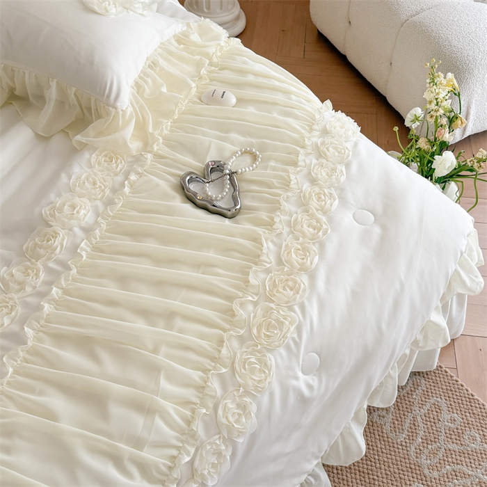 91家纺网 家纺一手货源 找家纺 富盛家纺 2025新款水洗亲肤棉盘花特种刺绣夏被夏凉被空调被床裙款四件套 甜蜜蜜-白