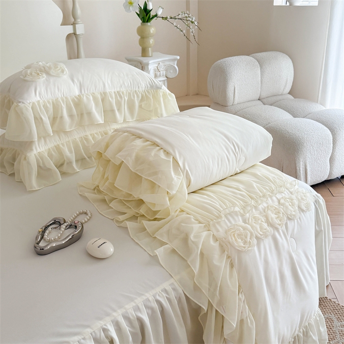 91家纺网 家纺一手货源 找家纺 富盛家纺 2025新款水洗亲肤棉盘花特种刺绣夏被夏凉被空调被床裙款四件套 甜蜜蜜-白