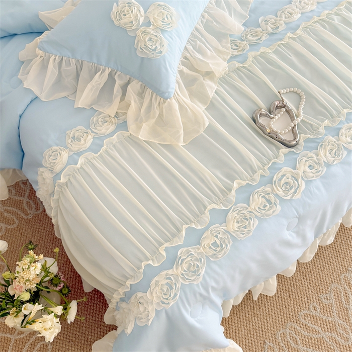 91家纺网 家纺一手货源 找家纺 富盛家纺 2025新款水洗亲肤棉盘花特种刺绣夏被夏凉被空调被床裙款四件套 甜蜜蜜-蓝