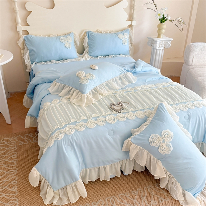 91家纺网 家纺一手货源 找家纺 富盛家纺 2025新款水洗亲肤棉盘花特种刺绣夏被夏凉被空调被床裙款四件套 甜蜜蜜-蓝