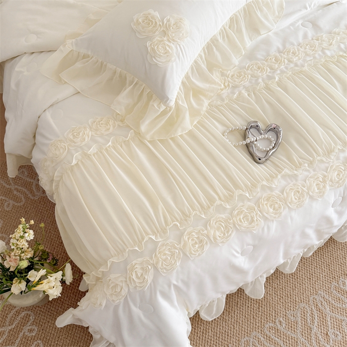 91家纺网 家纺一手货源 找家纺 富盛家纺 2025新款水洗亲肤棉盘花特种刺绣夏被夏凉被空调被床裙款四件套 甜蜜蜜-白