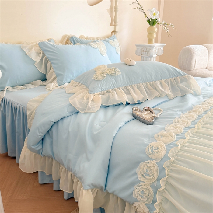 91家纺网 家纺一手货源 找家纺 富盛家纺 2025新款水洗亲肤棉盘花特种刺绣夏被夏凉被空调被床裙款四件套 甜蜜蜜-蓝