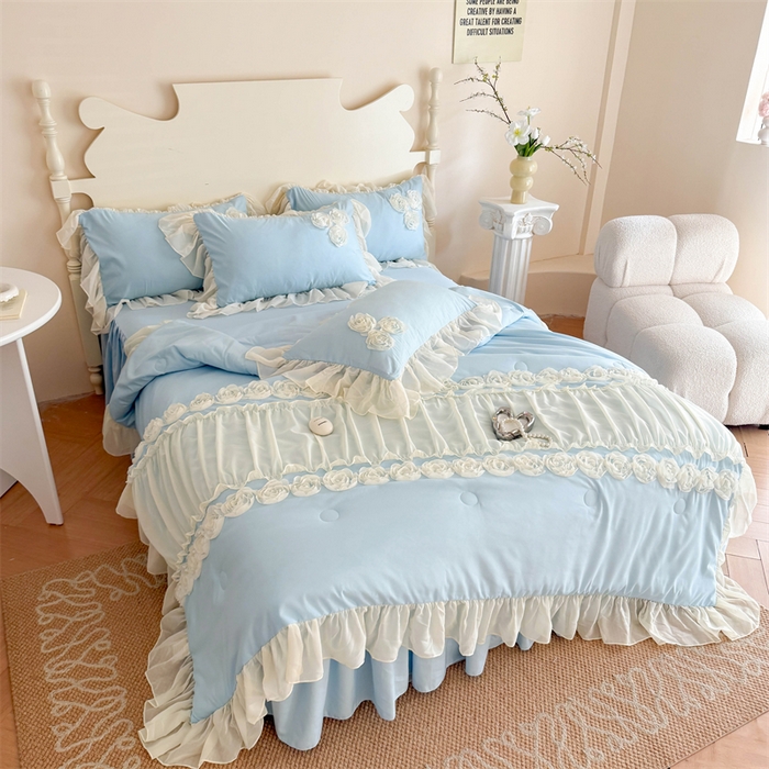 91家纺网 家纺一手货源 找家纺 富盛家纺 2025新款水洗亲肤棉盘花特种刺绣夏被夏凉被空调被床裙款四件套 甜蜜蜜-蓝