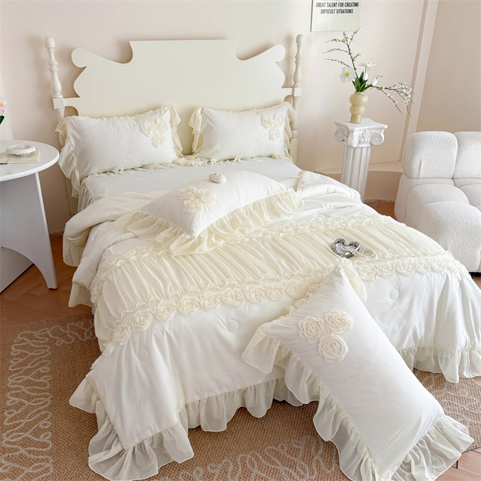 91家纺网 家纺一手货源 找家纺 富盛家纺 2025新款水洗亲肤棉盘花特种刺绣夏被夏凉被空调被床裙款四件套 甜蜜蜜-白