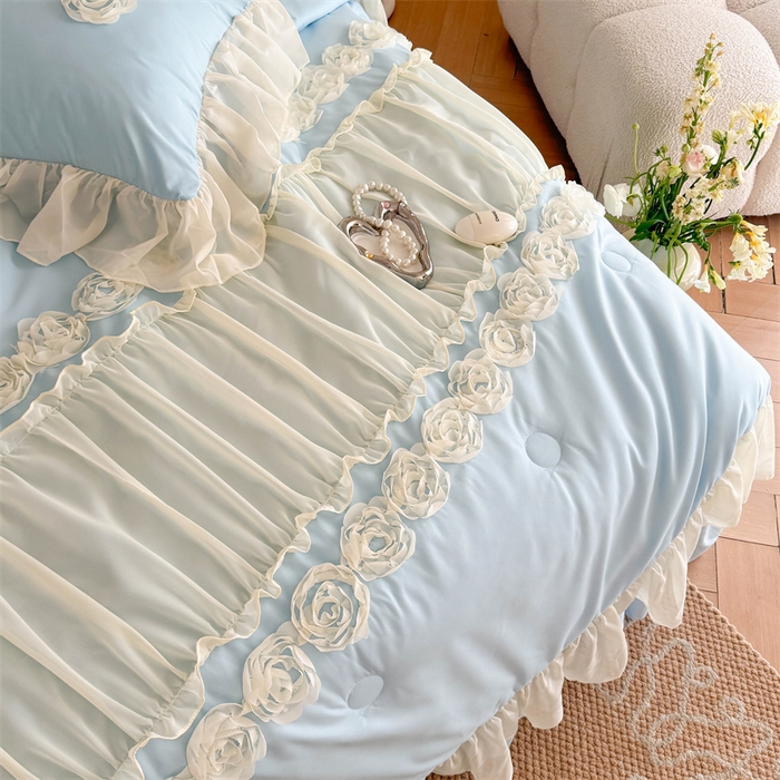 91家纺网 家纺一手货源 找家纺 富盛家纺 2025新款水洗亲肤棉盘花特种刺绣夏被夏凉被空调被床裙款四件套 甜蜜蜜-蓝