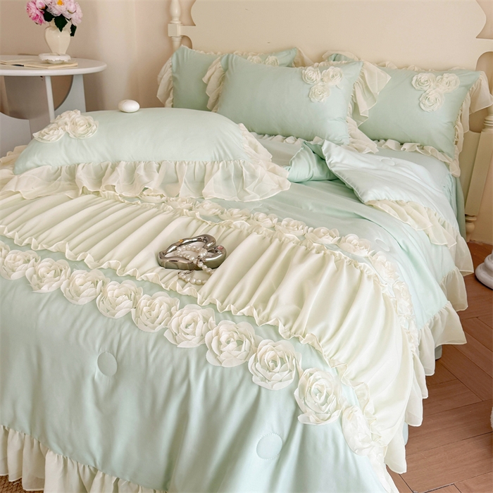 91家纺网 家纺一手货源 找家纺 富盛家纺 2025新款水洗亲肤棉盘花特种刺绣夏被夏凉被空调被床裙款四件套 甜蜜蜜-绿