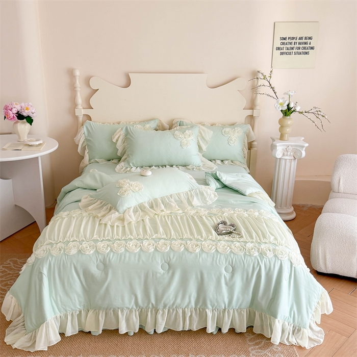 91家纺网 家纺一手货源 找家纺 富盛家纺 2025新款水洗亲肤棉盘花特种刺绣夏被夏凉被空调被床裙款四件套 甜蜜蜜-绿