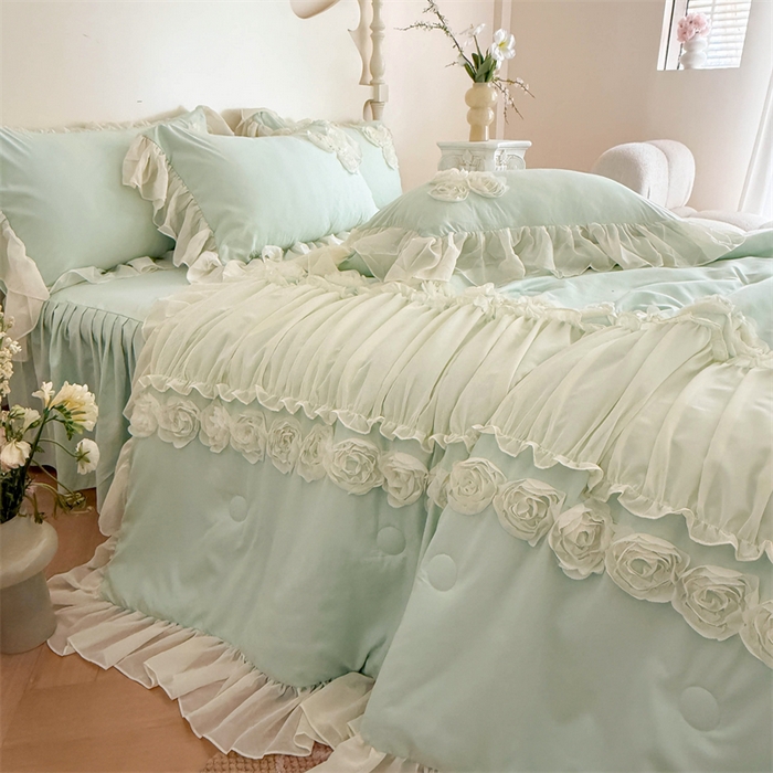 91家纺网 家纺一手货源 找家纺 富盛家纺 2025新款水洗亲肤棉盘花特种刺绣夏被夏凉被空调被床裙款四件套 甜蜜蜜-绿