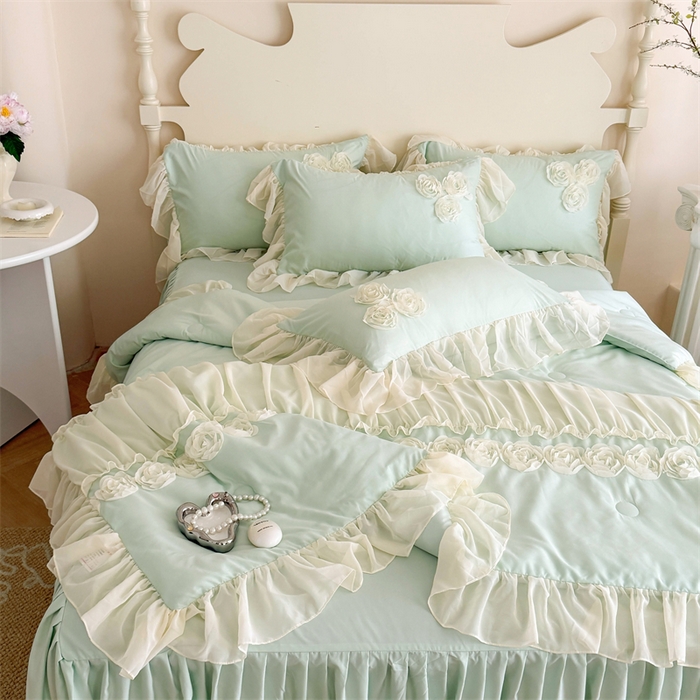 91家纺网 家纺一手货源 找家纺 富盛家纺 2025新款水洗亲肤棉盘花特种刺绣夏被夏凉被空调被床裙款四件套 甜蜜蜜-绿