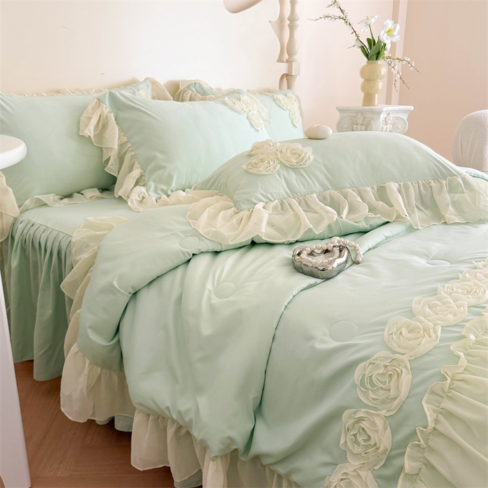 91家纺网 家纺一手货源 找家纺 富盛家纺 2025新款水洗亲肤棉盘花特种刺绣夏被夏凉被空调被床裙款四件套 甜蜜蜜-绿