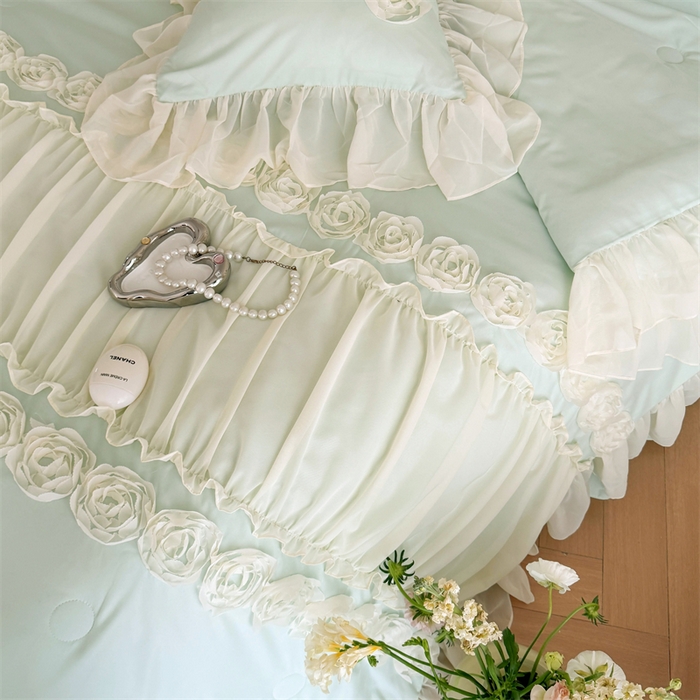 91家纺网 家纺一手货源 找家纺 富盛家纺 2025新款水洗亲肤棉盘花特种刺绣夏被夏凉被空调被床裙款四件套 甜蜜蜜-绿