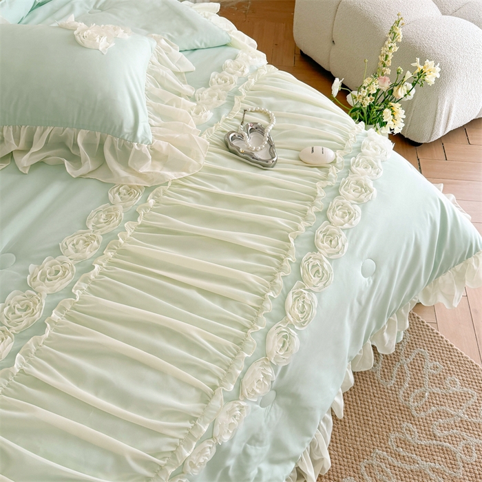 91家纺网 家纺一手货源 找家纺 富盛家纺 2025新款水洗亲肤棉盘花特种刺绣夏被夏凉被空调被床裙款四件套 甜蜜蜜-绿