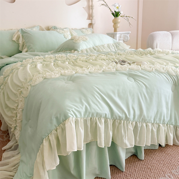 91家纺网 家纺一手货源 找家纺 富盛家纺 2025新款水洗亲肤棉盘花特种刺绣夏被夏凉被空调被床裙款四件套 甜蜜蜜-绿