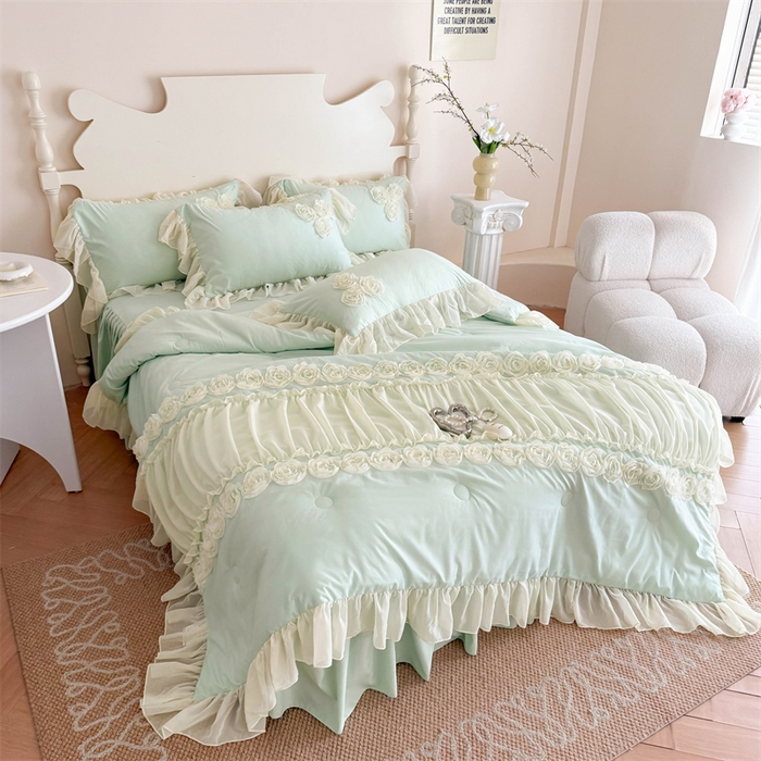 91家纺网 家纺一手货源 找家纺 富盛家纺 2025新款水洗亲肤棉盘花特种刺绣夏被夏凉被空调被床裙款四件套 甜蜜蜜-绿