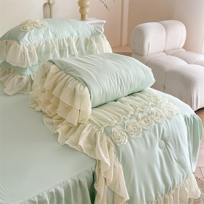 91家纺网 家纺一手货源 找家纺 富盛家纺 2025新款水洗亲肤棉盘花特种刺绣夏被夏凉被空调被床裙款四件套 甜蜜蜜-绿