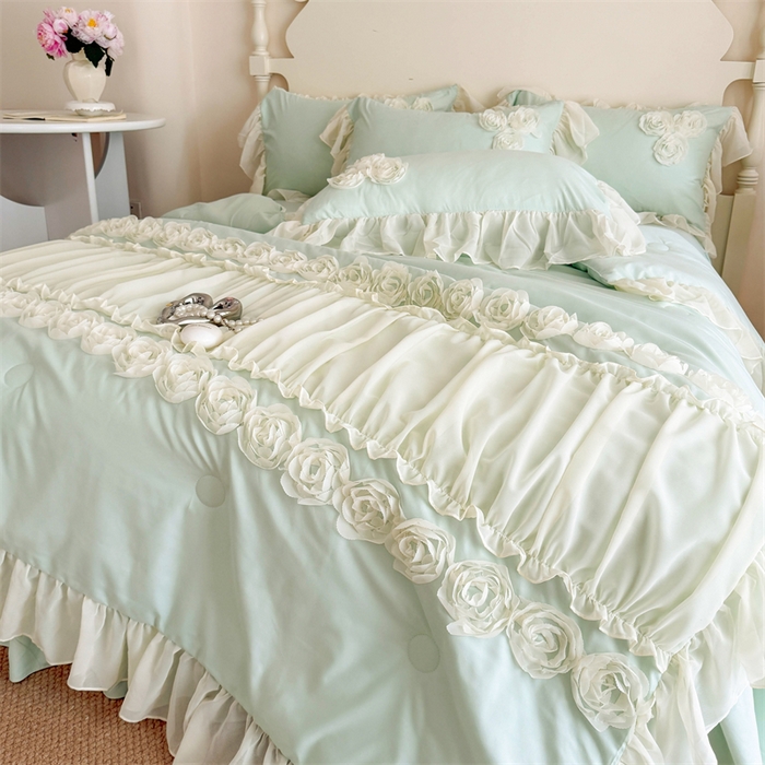 91家纺网 家纺一手货源 找家纺 富盛家纺 2025新款水洗亲肤棉盘花特种刺绣夏被夏凉被空调被床裙款四件套 甜蜜蜜-绿