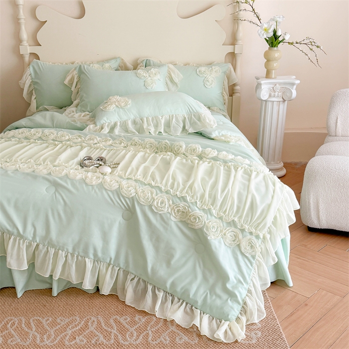 91家纺网 家纺一手货源 找家纺 富盛家纺 2025新款水洗亲肤棉盘花特种刺绣夏被夏凉被空调被床裙款四件套 甜蜜蜜-绿