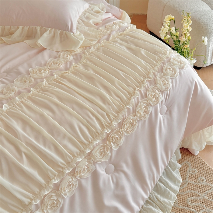 91家纺网 家纺一手货源 找家纺 富盛家纺 2025新款水洗亲肤棉盘花特种刺绣夏被夏凉被空调被床裙款四件套 甜蜜蜜-粉