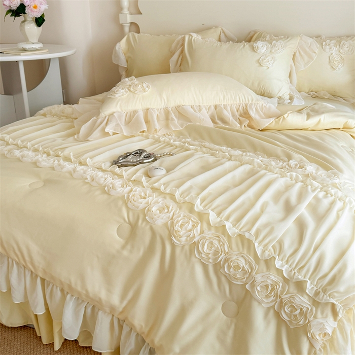 91家纺网 家纺一手货源 找家纺 富盛家纺 2025新款水洗亲肤棉盘花特种刺绣夏被夏凉被空调被床裙款四件套 甜蜜蜜-黄