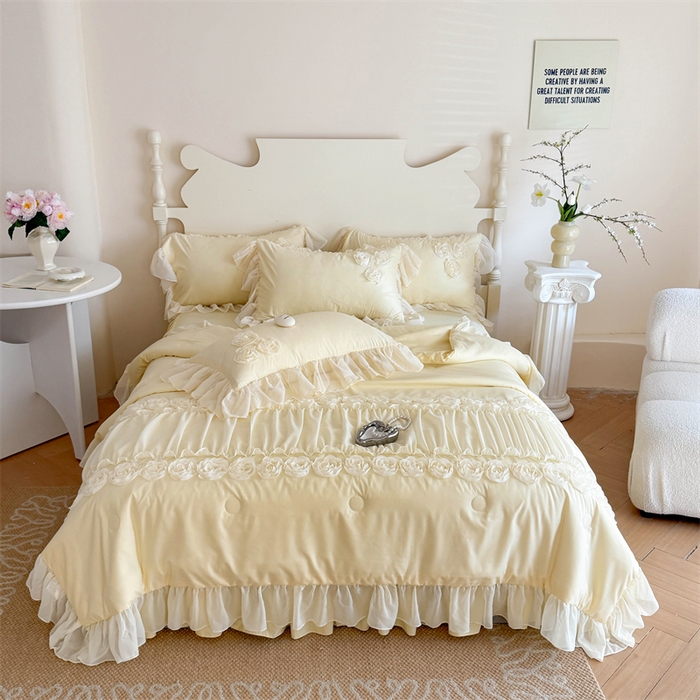 91家纺网 家纺一手货源 找家纺 富盛家纺 2025新款水洗亲肤棉盘花特种刺绣夏被夏凉被空调被床裙款四件套 甜蜜蜜-黄