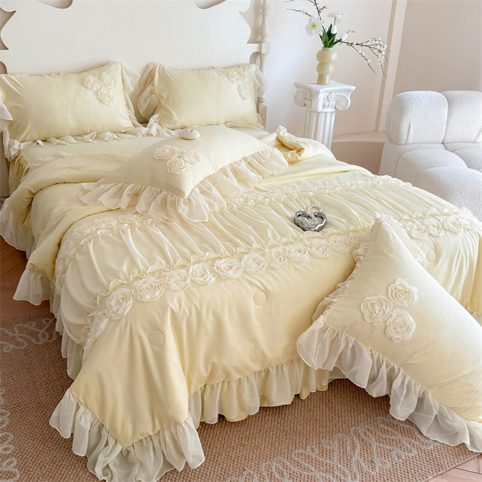 91家纺网 家纺一手货源 找家纺 富盛家纺 2025新款水洗亲肤棉盘花特种刺绣夏被夏凉被空调被床裙款四件套 甜蜜蜜-黄