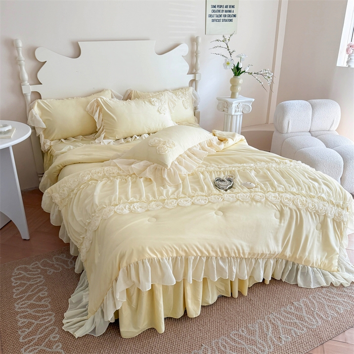 91家纺网 家纺一手货源 找家纺 富盛家纺 2025新款水洗亲肤棉盘花特种刺绣夏被夏凉被空调被床裙款四件套 甜蜜蜜-黄