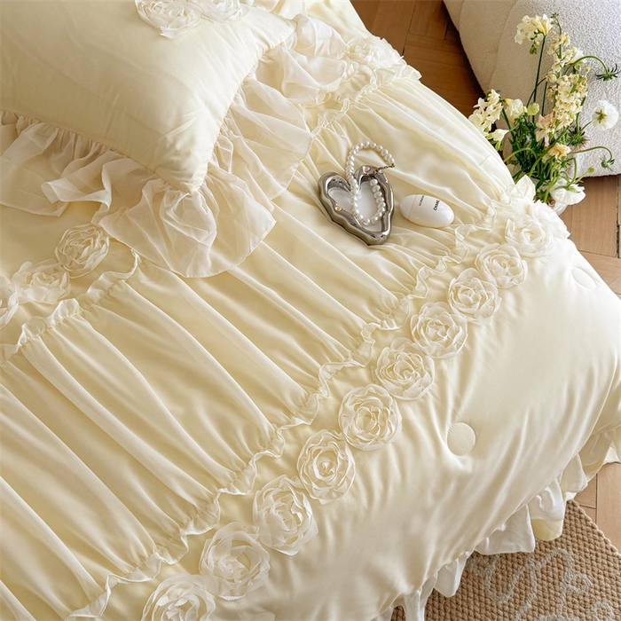 91家纺网 家纺一手货源 找家纺 富盛家纺 2025新款水洗亲肤棉盘花特种刺绣夏被夏凉被空调被床裙款四件套 甜蜜蜜-黄