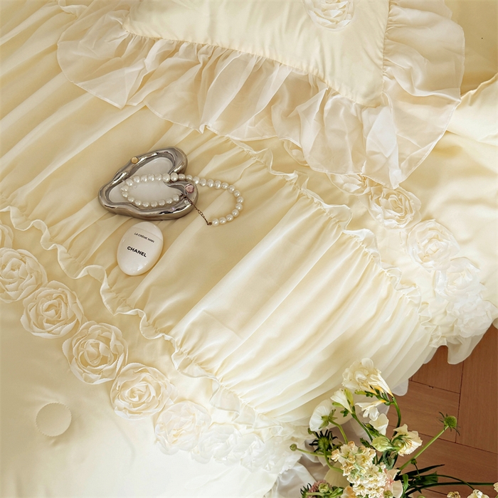 91家纺网 家纺一手货源 找家纺 富盛家纺 2025新款水洗亲肤棉盘花特种刺绣夏被夏凉被空调被床裙款四件套 甜蜜蜜-黄