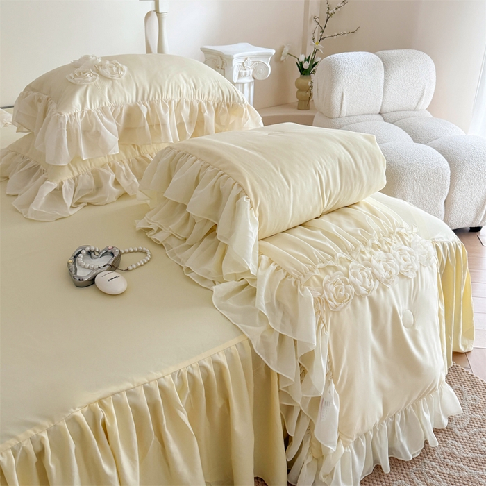 91家纺网 家纺一手货源 找家纺 富盛家纺 2025新款水洗亲肤棉盘花特种刺绣夏被夏凉被空调被床裙款四件套 甜蜜蜜-黄