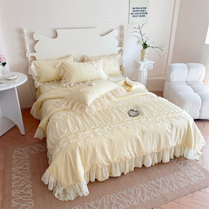 91家纺网 家纺一手货源 找家纺 富盛家纺 2025新款水洗亲肤棉盘花特种刺绣夏被夏凉被空调被床裙款四件套 甜蜜蜜-黄