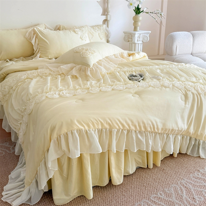 91家纺网 家纺一手货源 找家纺 富盛家纺 2025新款水洗亲肤棉盘花特种刺绣夏被夏凉被空调被床裙款四件套 甜蜜蜜-黄