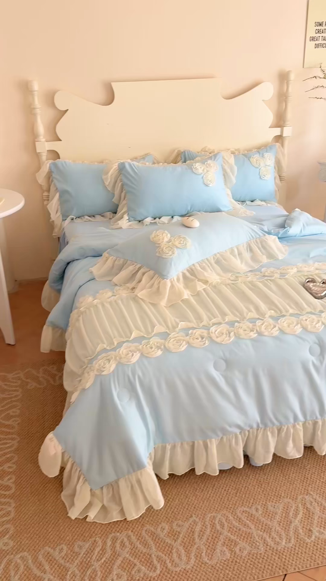 91家纺网 家纺一手货源 找家纺 富盛家纺 2025新款水洗亲肤棉盘花特种刺绣夏被夏凉被空调被床裙款四件套 甜蜜蜜-蓝