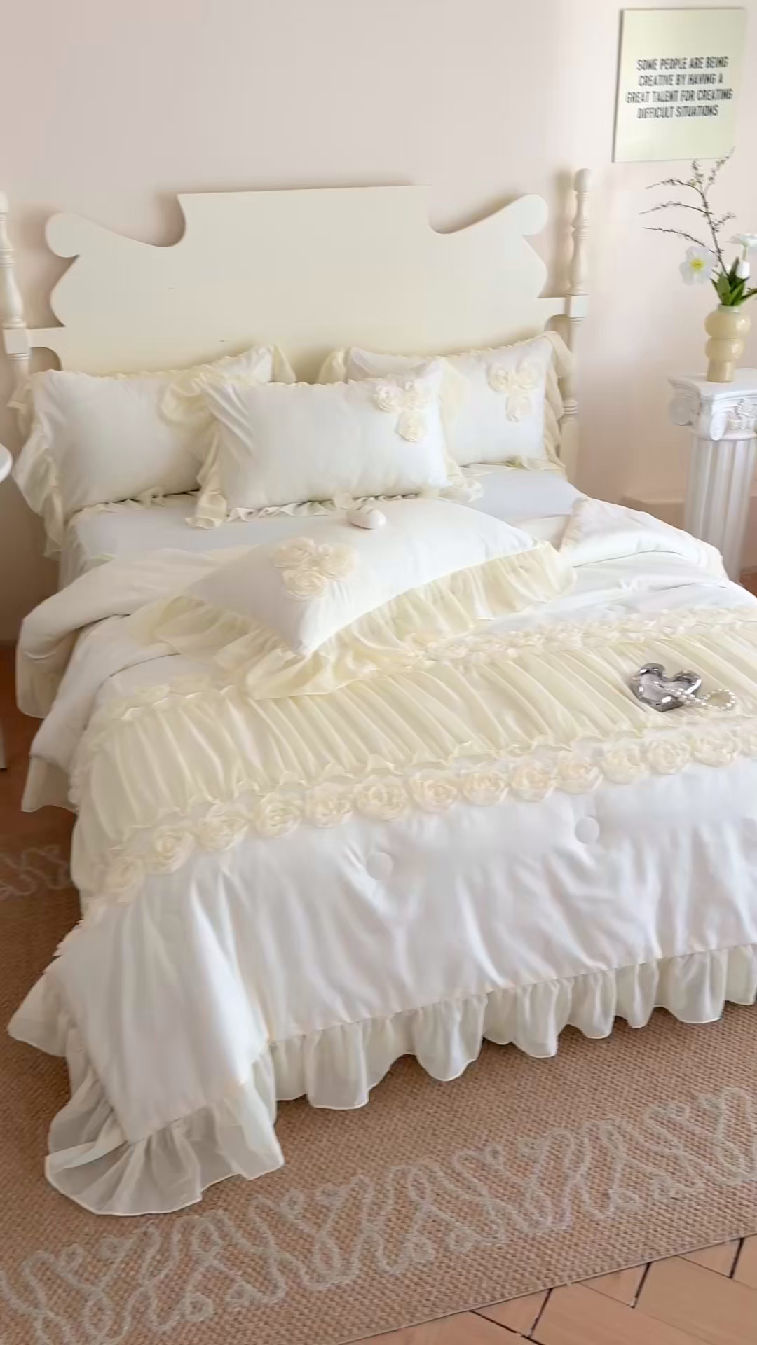 91家纺网 家纺一手货源 找家纺 富盛家纺 2025新款水洗亲肤棉盘花特种刺绣夏被夏凉被空调被床裙款四件套 甜蜜蜜-白