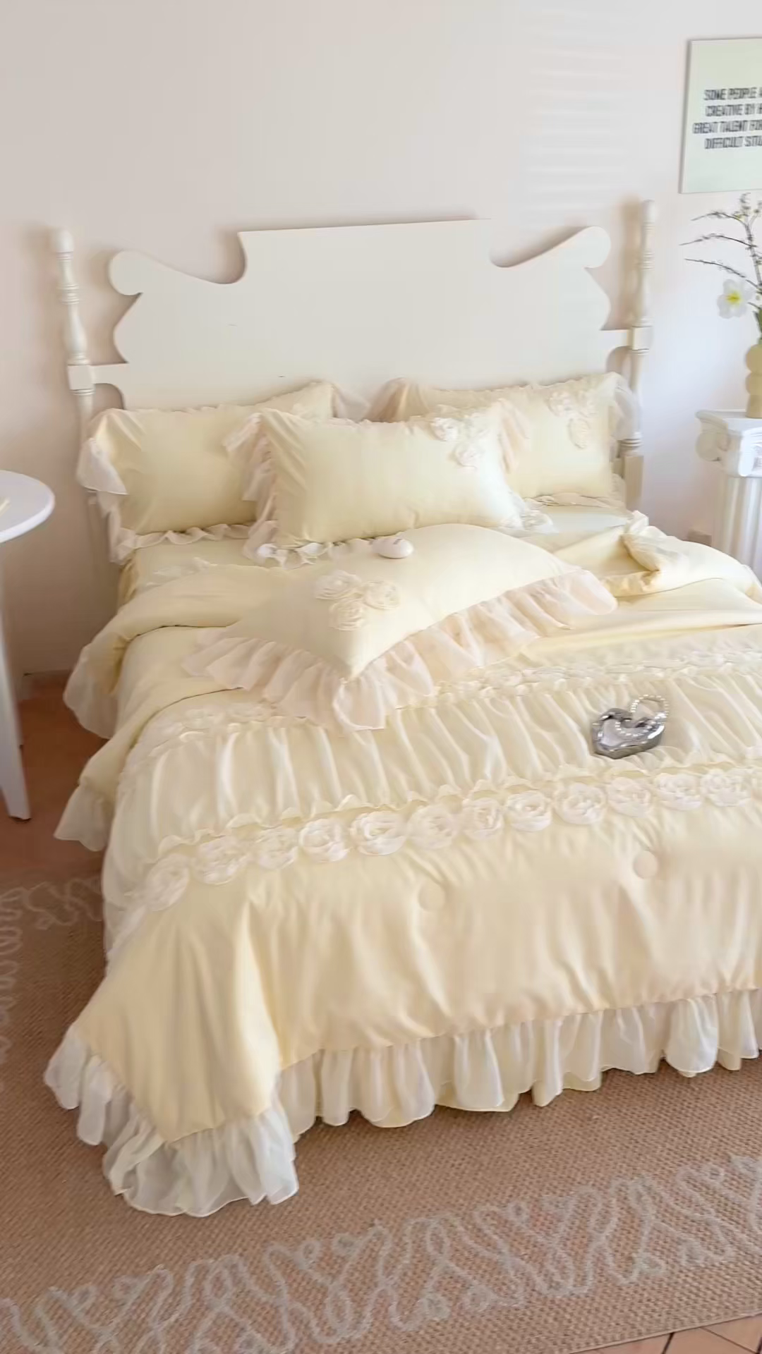 91家纺网 家纺一手货源 找家纺 富盛家纺 2025新款水洗亲肤棉盘花特种刺绣夏被夏凉被空调被床裙款四件套 甜蜜蜜-黄