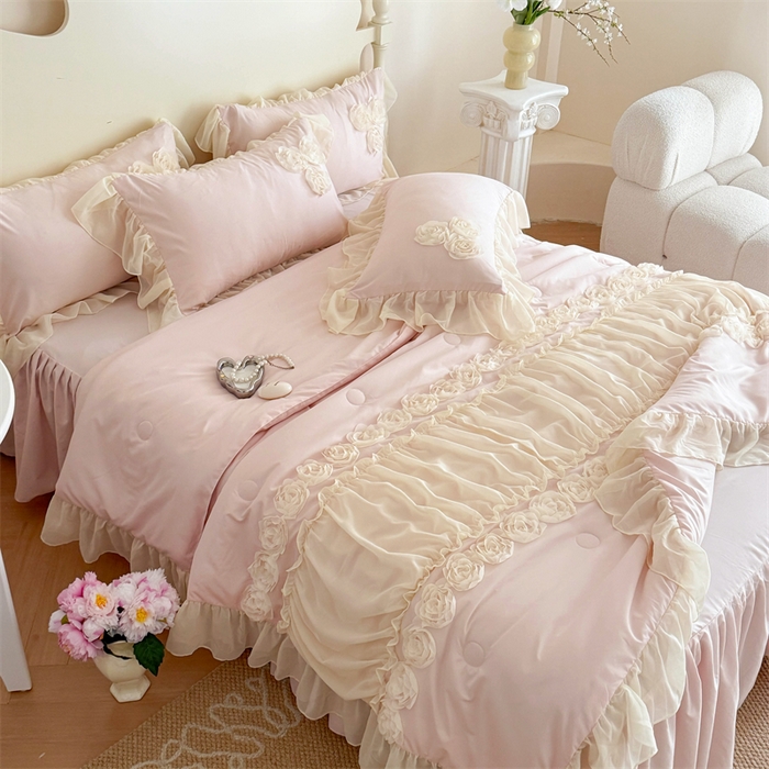 91家纺网 家纺一手货源 找家纺 （总）富盛家纺 2025新款水洗亲肤棉盘花特种刺绣夏被夏凉被空调被床裙款四件套