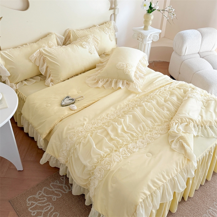 91家纺网 家纺一手货源 找家纺 （总）富盛家纺 2025新款水洗亲肤棉盘花特种刺绣夏被夏凉被空调被床裙款四件套