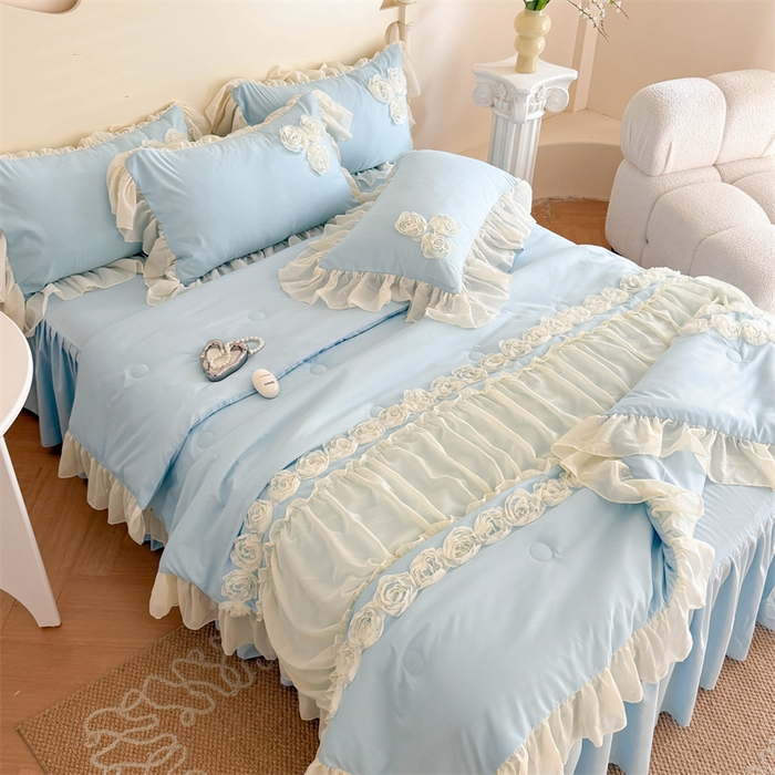 91家纺网 家纺一手货源 找家纺 （总）富盛家纺 2025新款水洗亲肤棉盘花特种刺绣夏被夏凉被空调被床裙款四件套