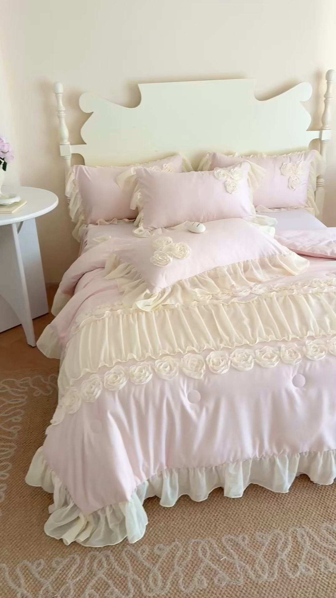 91家纺网 家纺一手货源 找家纺 富盛家纺 2025新款水洗亲肤棉盘花特种刺绣夏被夏凉被空调被床裙款四件套 甜蜜蜜-粉