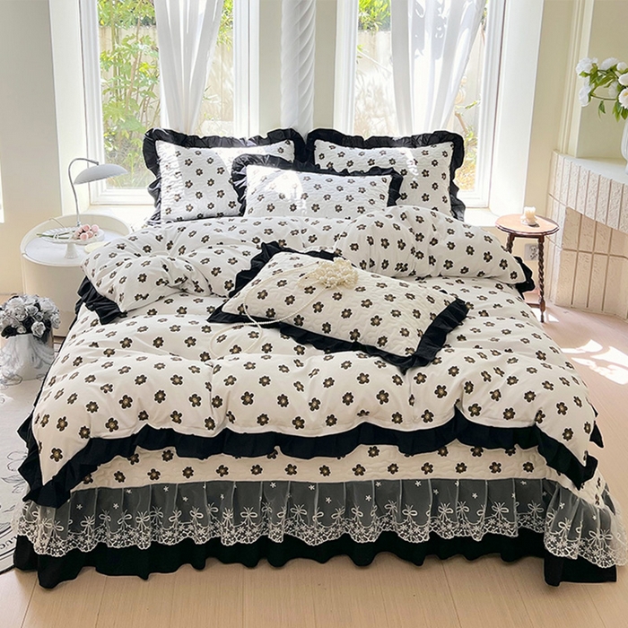 91家纺网 家纺一手货源 找家纺 雨彤家纺 2025年新款赫本风云朵水洗棉夹棉双层花边床盖四件套 栗南微-赫本风