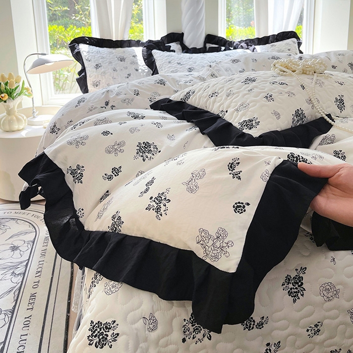 91家纺网 家纺一手货源 找家纺 雨彤家纺 2025年新款赫本风云朵水洗棉夹棉双层花边床盖四件套 爱翩翩-赫本风