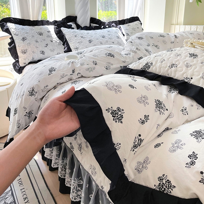 91家纺网 家纺一手货源 找家纺 雨彤家纺 2025年新款赫本风云朵水洗棉夹棉双层花边床盖四件套 爱翩翩-赫本风