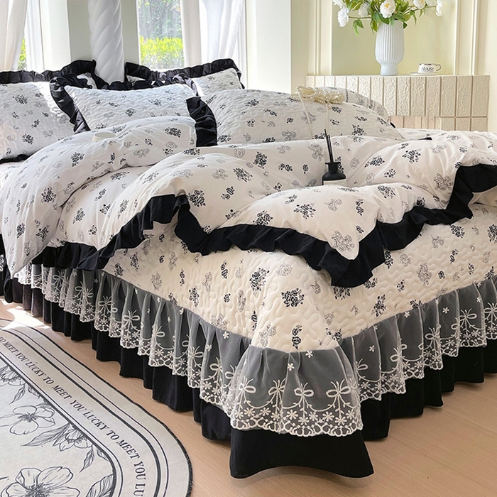 91家纺网 家纺一手货源 找家纺 雨彤家纺 2025年新款赫本风云朵水洗棉夹棉双层花边床盖四件套 爱翩翩-赫本风