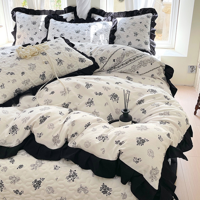 91家纺网 家纺一手货源 找家纺 雨彤家纺 2025年新款赫本风云朵水洗棉夹棉双层花边床盖四件套 爱翩翩-赫本风