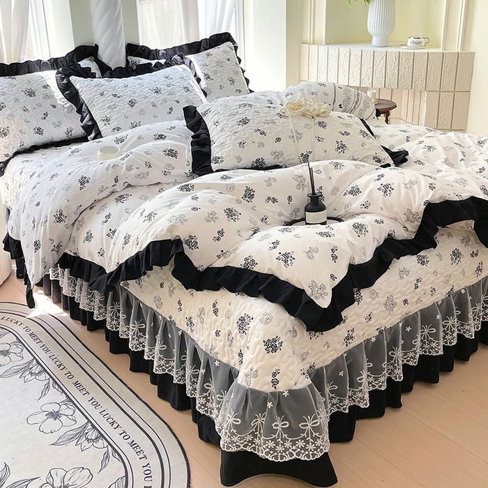 91家纺网 家纺一手货源 找家纺 雨彤家纺 2025年新款赫本风云朵水洗棉夹棉双层花边床盖四件套 爱翩翩-赫本风