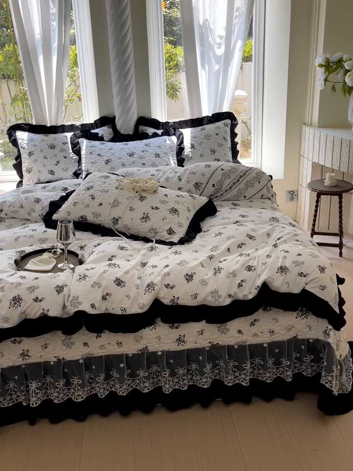 91家纺网 家纺一手货源 找家纺 雨彤家纺 2025年新款赫本风云朵水洗棉夹棉双层花边床盖四件套 爱翩翩-赫本风