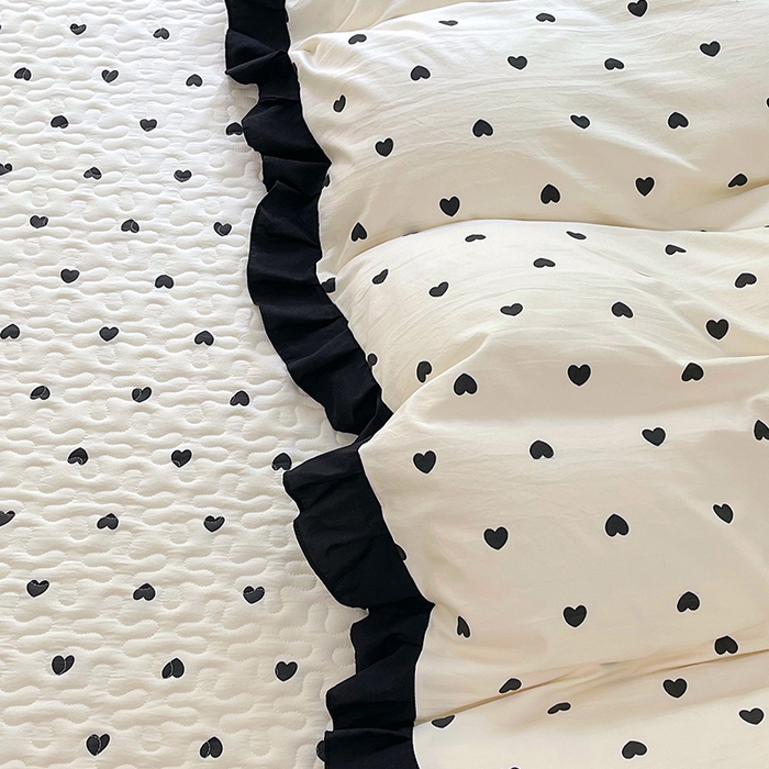 91家纺网 家纺一手货源 找家纺 雨彤家纺 2025年新款赫本风云朵水洗棉夹棉双层花边床盖四件套 爱心-赫本风